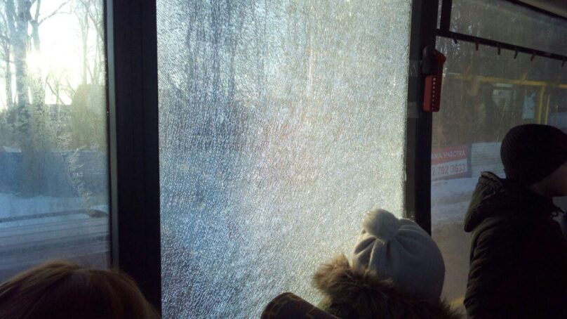 В автобусе гурьевского направления разбитое стекло заклеили скотчем