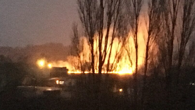 Пал травы в Черняховске приняли за пожар на авторемонтном заводе