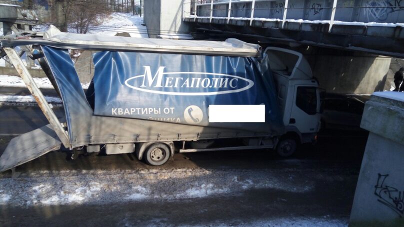 В Калининграде на ул. Островского под мостом застрял грузовик