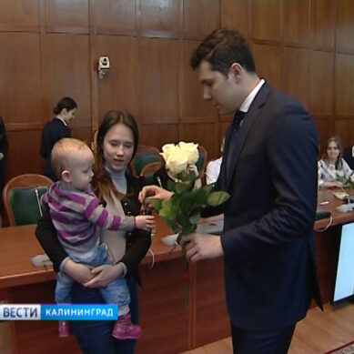 Алиханов вручил ключи от новых квартир сиротам и детям, которые остались без попечения родителей