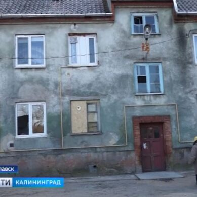 В Славске отремонтировали дом, в котором женщина провалилась в подвал