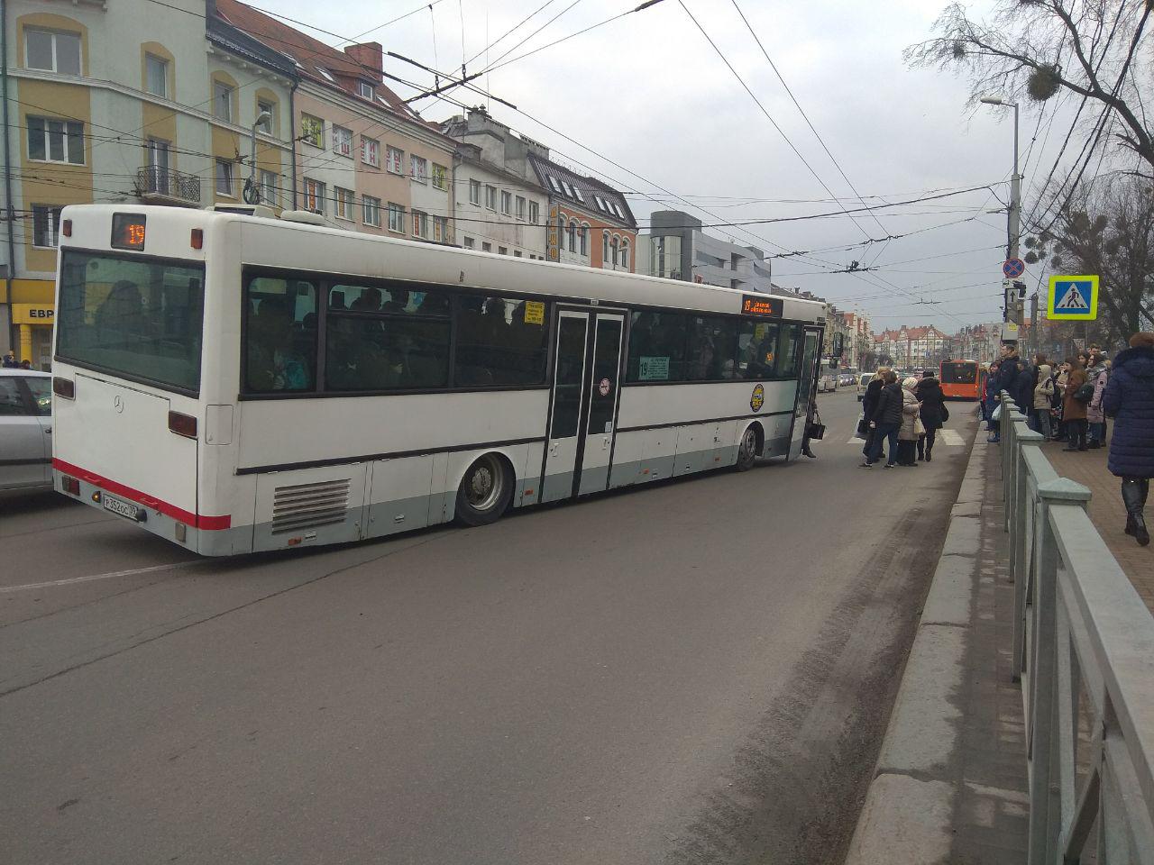 Автобус маршрута №19 парализовал движение на Площади Победы в Калининграде  — Вести-Калининград