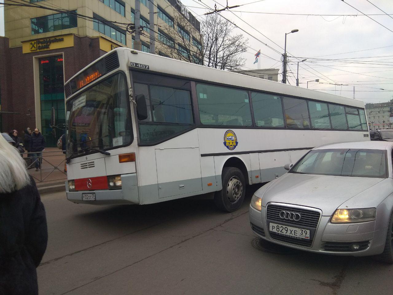 Автобус маршрута №19 парализовал движение на Площади Победы в Калининграде  — Вести-Калининград