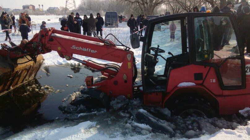 В Калининградской области под лёд на озере ушли  УАЗ и трактор