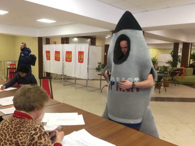 В Ленинградской области избиратель проголосовал в костюме «Сармата»