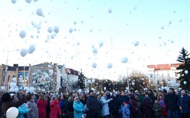Сотни белых шаров выпустили в небо жители Советска в память о погибших кемеровчанах