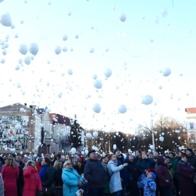 Сотни белых шаров выпустили в небо жители Советска в память о погибших кемеровчанах