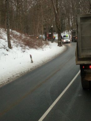На дороге между Каменкой и Кумачево мусоровоз врезался в дерево