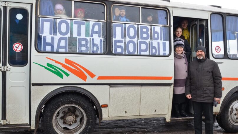 Многодетная семья из Волгограда приехала на выборы на отдельном автобусе