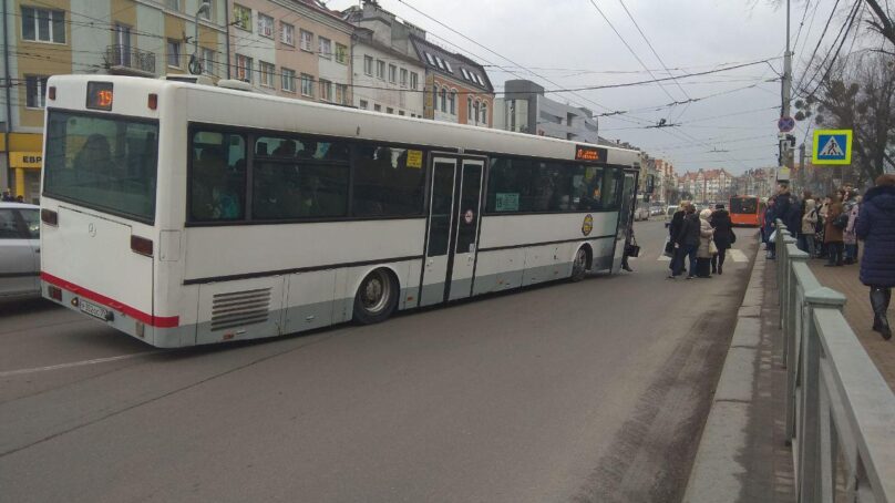 Автобус маршрута №19 парализовал движение на Площади Победы в Калининграде