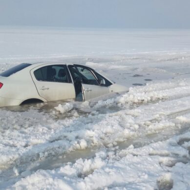 На Калининградском заливе под лёд провалилась легковушка