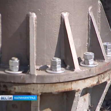 В Калининграде установили новые опоры электропередач для троллейбусов