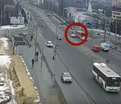 Опубликовано видео смертельного ДТП на Ленинском проспекте Калининграда