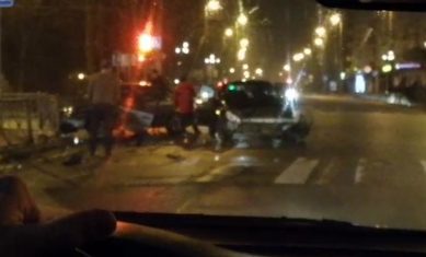 В Калининграде на пересечении Гвардейского проспекта и улицы Театральной столкнулись два автомобиля (видео)