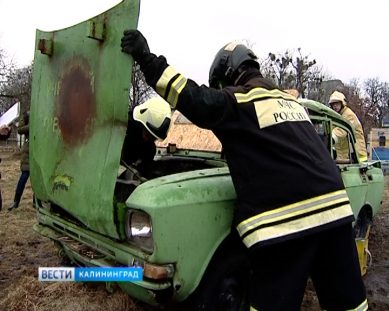 Калининградские спасатели отработали спасение людей из заблокированного авто