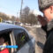 На улицах Калининграда «Цветочный патруль» поздравил автоледи с наступающим женским днём