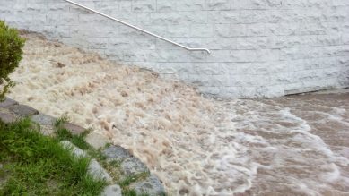 «Никто без воды не останется»: в «Водоканале» прокомментировали потоп на улице Пролетарской