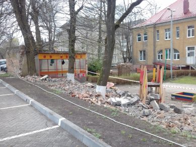 За кирпичный забор, упавший на детскую площадку, отвечает администрация стадиона «Балтика»
