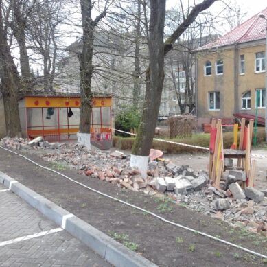 За кирпичный забор, упавший на детскую площадку, отвечает администрация стадиона «Балтика»