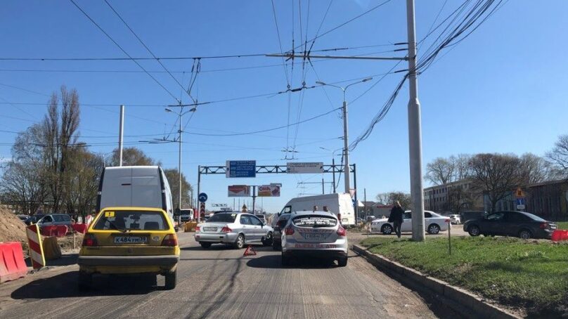 Московский проспект встал в пробку из-за двух ДТП