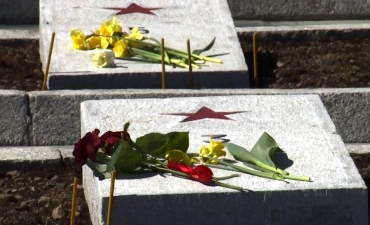 Мария Захарова поблагодарила поляков за восстановление кладбища красноармейцев