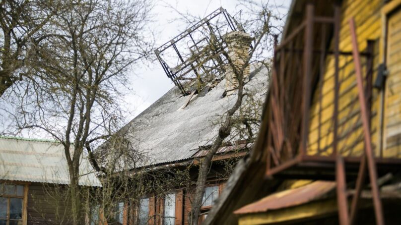 В Вильнюсе на дом рухнула смотровая башня