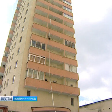 Пожарные и спасатели учились тушить пожары на самом высоком в Калининграде здании