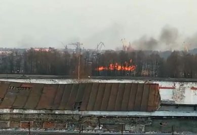 Из-за пала травы в Калининграде эвакуировали автосервис