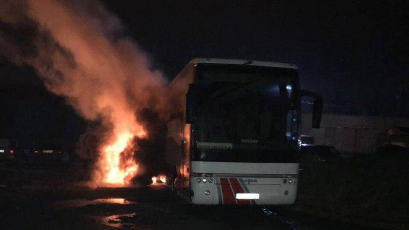 Во Львове радикалы подожгли польский автобус