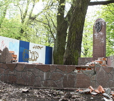 В Калининграде разгромили памятник учёным Кёнигсберга