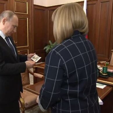 Путин получил новое президентское удостоверение