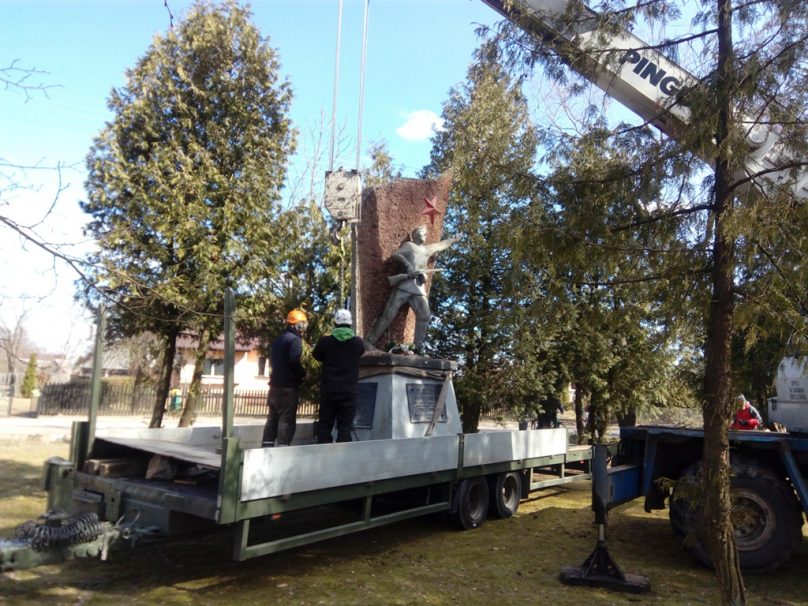 Памятник советскому солдату снесли в польской деревне на границе с Белоруссией