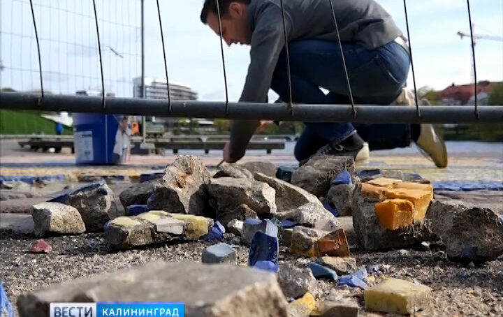 На Нижнем пруду Калининграда начали восстанавливать мозаику