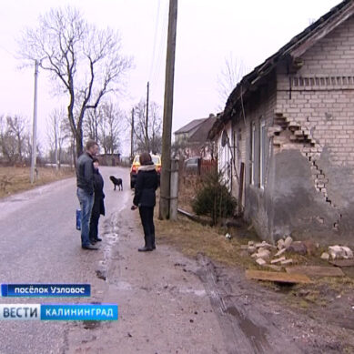В Гурьевском районе покрывшийся плесенью дом разваливается на части