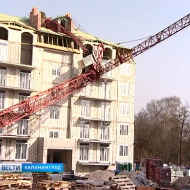 В Калининграде на дом упал строительный кран