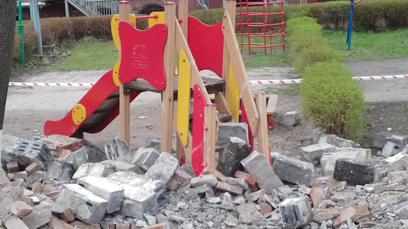 В Калининграде кирпичный забор обрушился на площадку детского сада