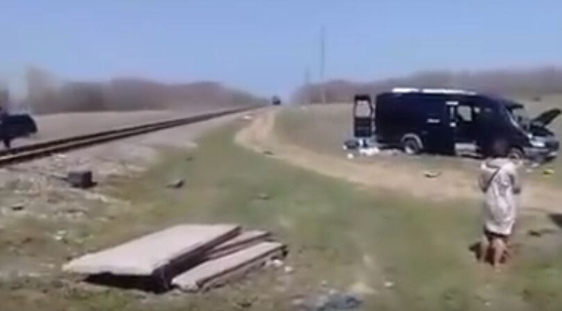 Появилось видео с места столкновения электрички и микроавтобуса в Крыму