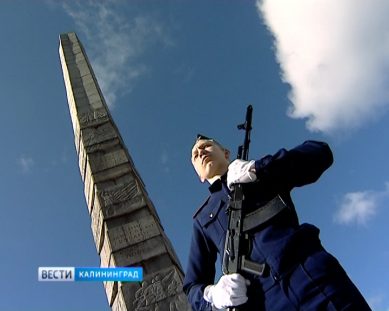 Калининградские кадеты заступили на вахту у мемориала 1200 воинам-гвардейцам