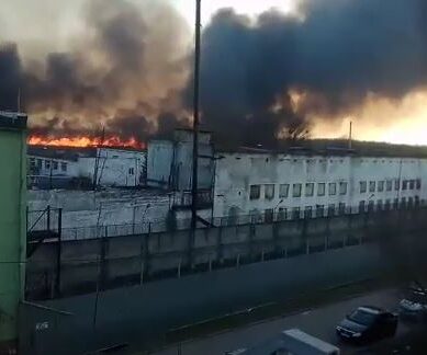 На окраине Калининграда бушует пламя