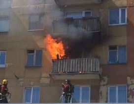 На Ленинском проспекте горят балконы жилого дома