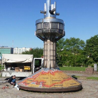 В Калининграде приступили к ремонту монумента «Часовые пояса»