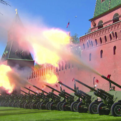 Над Кремлем прогремели 30 залпов артиллерийского салюта