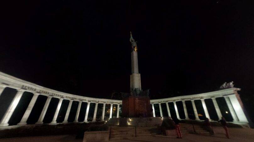 В Вене хотели осквернить памятник советским воинам, но российские туристы прогнали вандалов