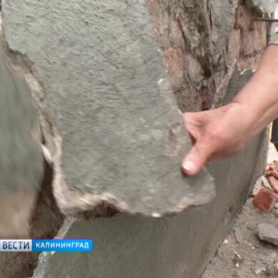«Это же Маршала Борзова улица!»: в Калининграде разваливается жилой дом