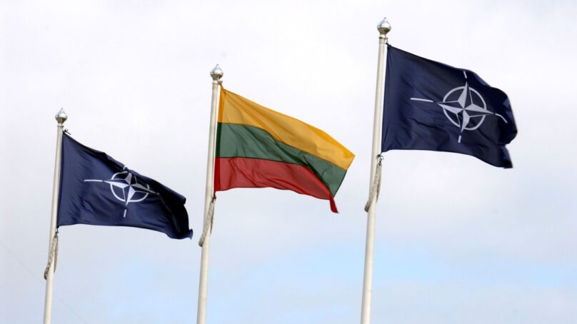 В Литве перевернулся внедорожник с военными НАТО