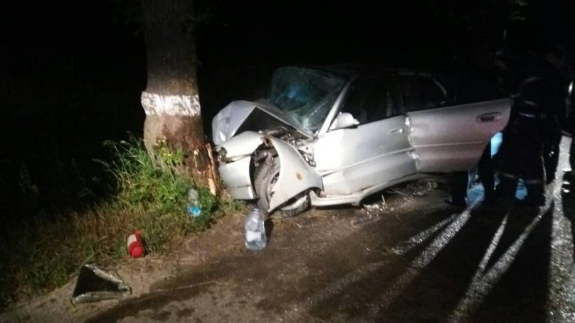В Гурьевском районе автомобиль врезался в дерево