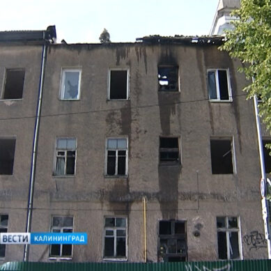 В Калининграде загорелось заброшенное здание