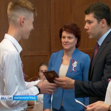 Алиханов вручил паспорта школьникам Калининградской области