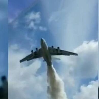 Ил-76 сбросил тонны воды на инспекторов ДПС в Подмосковье (видео)