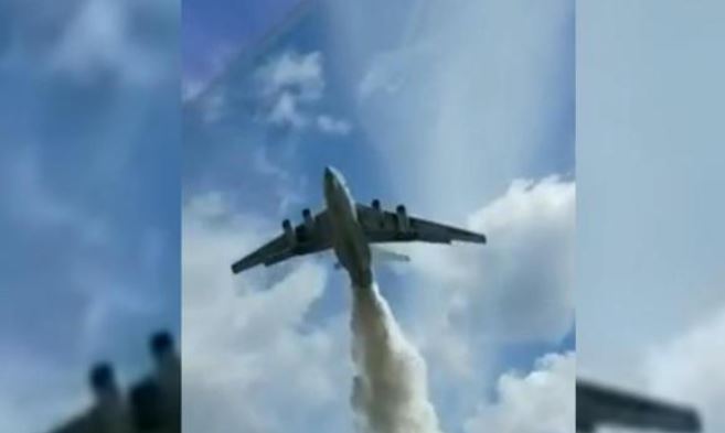Ил-76 сбросил тонны воды на инспекторов ДПС в Подмосковье (видео)